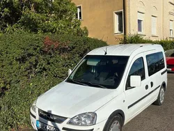 Weiß Gebraucht 2009 Opel Combo Van / Kleinbus | 2.800 € (Fairer Preis)