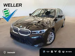 Black sapphire (schwarz) Gebraucht 2023 BMW 330e M Sport Limousine | 40.350 € (Fairer Preis)