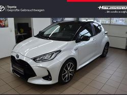 Platinweiss metallic, dach schwarz Gebraucht 2021 Toyota Yaris Hybrid Style Limousine | 19.440 € (Fairer Preis)