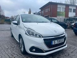Weiß Gebraucht 2016 Peugeot 208 Kleinwagen | 5.990 € (Guter Preis)