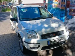 Weiß Gebraucht 2005 Ford Fusion Limousine | 900 € (Etwas zu teuer)