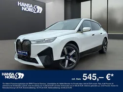 Weiss / mineralweiss (metallic) Gebraucht 2022 BMW iX Sport Line SUV | 54.650 € (Fairer Preis)