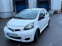 Weiß Gebraucht 2011 Toyota Aygo Kleinwagen | 2.700 € (Fairer Preis)