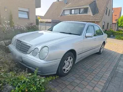 Grau Gebraucht 2001 Mercedes E220 Limousine | 2.300 €