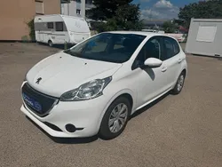 Weiß Gebraucht 2014 Peugeot 208 Kleinwagen | 4.499 € (Fairer Preis)