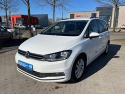 Weiß Gebraucht 2018 VW Touran Comfortline Van / Kleinbus | 8.900 €
