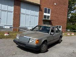 Beige Gebraucht 1985 Mercedes E230 Limousine | 3.290 €