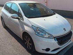 Weiß Gebraucht 2014 Peugeot 208 Access Kleinwagen | 2.999 € (Guter Preis)