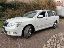 Weiß Gebraucht 2011 Skoda Octavia Limousine | 1.700 €