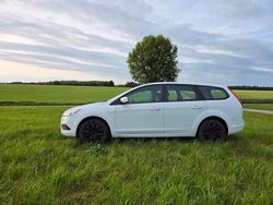 Weiß Gebraucht 2011 Ford Focus Kombi | 3.200 € (Etwas zu teuer)