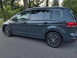 Grau Gebraucht 2016 VW Touran Highline Van / Kleinbus | 18.500 € (Fairer Preis)