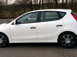 Weiß Gebraucht 2011 Hyundai i30 Edition Limousine | 9.800 €