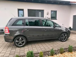 Grau Gebraucht 2011 Opel Zafira Van / Kleinbus | 4.999 € (Etwas zu teuer)