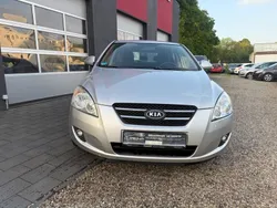 Silber Gebraucht 2009 Kia Ceed Attract Limousine | 4.850 € (Fairer Preis)