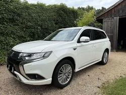 Weiß Gebraucht 2020 Mitsubishi Outlander P-HEV SUV | 21.400 € (Etwas zu teuer)