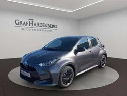 Grau Gebraucht 2022 Toyota Yaris Hybrid Business Edition Limousine | 17.990 € (Fairer Preis)