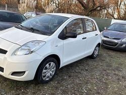 Weiß Gebraucht 2011 Toyota Yaris Basis Limousine | 3.750 € (Fairer Preis)