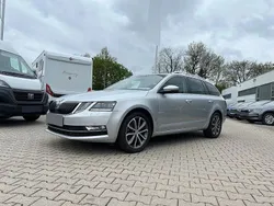 Silber Gebraucht 2020 Skoda Octavia Premium Edition Kombi | 22.089 € (Superpreis)