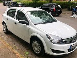 Weiß Gebraucht 2009 Opel Astra Limousine | 3.300 € (Etwas zu teuer)