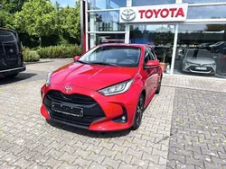 Rot Neu 2025 Toyota Yaris Hybrid Limousine | 26.900 € (Fairer Preis)