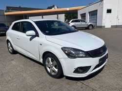 Weiß Gebraucht 2011 Kia Ceed Kleinwagen | 1.000 €