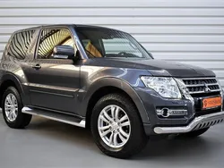 Grau Gebraucht 2015 Mitsubishi Pajero Diamant Edition SUV | 33.990 € (Teuer)