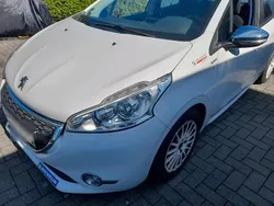 Weiß Gebraucht 2014 Peugeot 208 Kleinwagen | 3.999 € (Guter Preis)