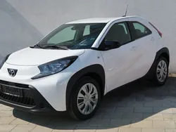 Schneeweiß Gebraucht 2024 Toyota Aygo Business Edition Kleinwagen | 16.440 € (Fairer Preis)