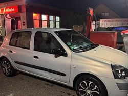 Grau Gebraucht 2004 Renault Clio II Kleinwagen | 3.300 €