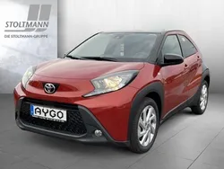 Chili red perleffekt/ night sky black Gebraucht 2023 Toyota Aygo Basis Kleinwagen | 15.888 € (Fairer Preis)