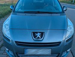Grau Gebraucht 2011 Peugeot 5008 Family Van / Kleinbus | 4.599 € (Fairer Preis)