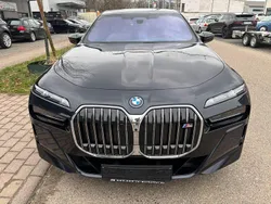 Schwarz Gebraucht 2024 BMW 750e M Sport Limousine | 126.900 € (Fairer Preis)