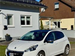 Weiß Gebraucht 2016 Peugeot 208 Style Kleinwagen | 8.100 € (Fairer Preis)
