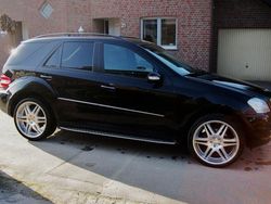 Schwarz metallic Gebraucht 2005 Mercedes ML350 SUV | 24.000 €