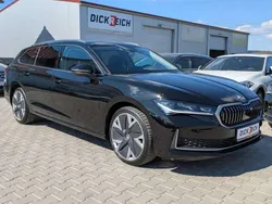 Ebony schwarz metallic Gebraucht 2024 Skoda Superb Selection Kombi | 38.950 € (Guter Preis)