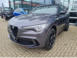 Grigio vesuvio, metallic (metallic) Gebraucht 2023 Alfa Romeo Stelvio Quadrifoglio SUV | 70.770 € (Teuer)