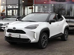 Platinumweiss/schwar Neu 2025 Toyota Yaris Cross Plus SUV | 35.278 € (Teuer)