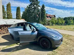 Grau Gebraucht 2022 Tesla Model Y Long Range SUV | 35.500 € (Etwas zu teuer)