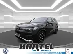 Deep black perleffekt, pearl effect Gebraucht 2024 VW Tiguan R-line SUV | 48.900 €