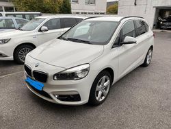 Weiß Gebraucht 2015 BMW 218 Active Tourer Sport Line Van / Kleinbus | 11.900 € (Fairer Preis)