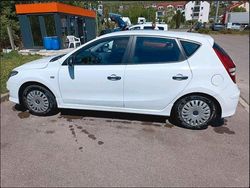 Weiß Gebraucht 2010 Hyundai i30 Edition Kombi | 4.299 € (Etwas zu teuer)