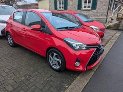 Super red 5 Gebraucht 2015 Toyota Yaris Hybrid Comfort Kleinwagen | 10.700 € (Guter Preis)