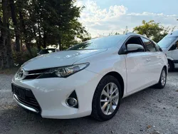 Weiß Gebraucht 2013 Toyota Auris Touring Sports Life+ Kombi | 7.900 € (Teuer)
