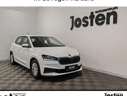 Weiß (moonweiss metallic) Gebraucht 2022 Skoda Fabia Active Limousine | 12.980 € (Fairer Preis)