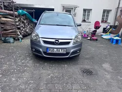 Grau Gebraucht 2006 Opel Zafira Edition Van / Kleinbus | 2.200 € (Etwas zu teuer)