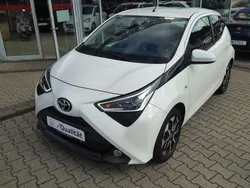 Pianosaweiß Gebraucht 2021 Toyota Aygo X-play Kleinwagen | 12.690 € (Etwas zu teuer)