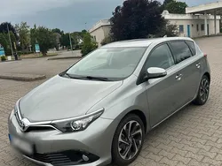 Grau Gebraucht 2015 Toyota Auris Limousine | 9.999 €