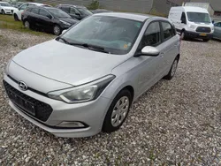 Grau Gebraucht 2017 Hyundai i20 Passion Plus Limousine | 5.500 € (Fairer Preis)