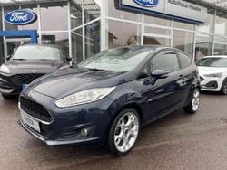 Mitternachtsblau Gebraucht 2017 Ford Fiesta Celebration Kleinwagen | 10.600 € (Teuer)