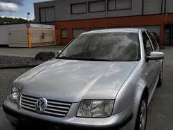Grau Gebraucht 2002 VW Bora Limousine | 2.200 €